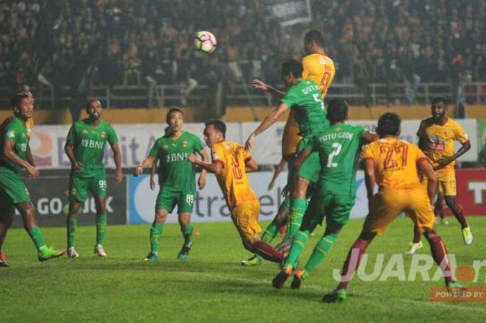 Pemain Sriwijaya FC, Alberto Goncalves coba menyundul bola, ketika Sriwijaya FC menjamu Bhayangkara FC di stadion Gelora Jakabaring Palembang, pada kompetisi Liga 1 Gojek Traveloka 2017.