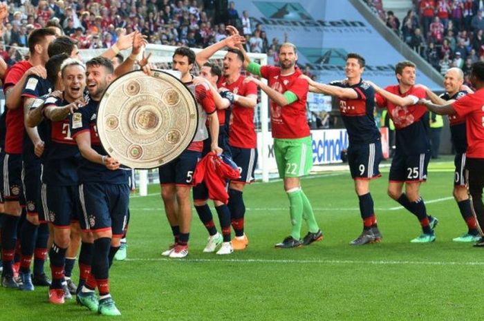 Para pemain Bayern Muenchen merayakan kesuksesan menjuarai Liga Jerman seusai mengalahkan Augsburg, 7 April 2018.  