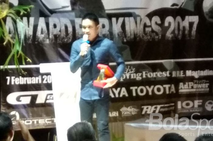 Pebalap slalom Indonesia, Demas Agil, berbicara di panggung seusai mendapat penghargaan pada hajatan 6 Years Racing4 Autonews 2018 and Awards For Kings 2017 di Sleeping Forest, Kota Bandung, Rabu (7/2/2018) malam.