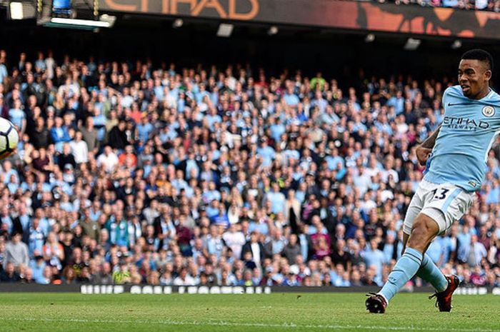 Striker Manchester City, Gabriel Jesus, mencetak gol keempat timnya saat melawan Stoke City di Stadion Etihad Stadium, Manchester, Inggris pada 4 Oktober 2017.