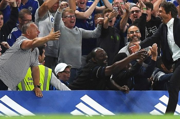 Manajer Chelsea, Antonio Conte, saat merayakan gol yang dicetak Diego Costa ke gawang West Ham United bersama para fans pada laga perdana Premier League 2016-2017 di Stadion Stamford Bridge, London, Inggris, pada Senin (15/8/2016).