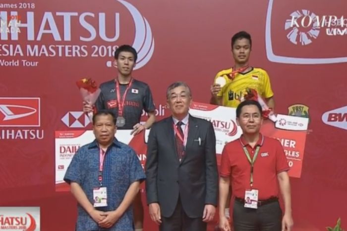 Anthony Sinisuka Ginting (kanan atas) di podium Indonesia Masters 2018 setelah menang 21-9, 21-13 atas tunggal putra Jepang, Kazumasa Sakai, pada Minggu (28/1/2018) di Istora Senayan, Jakarta.