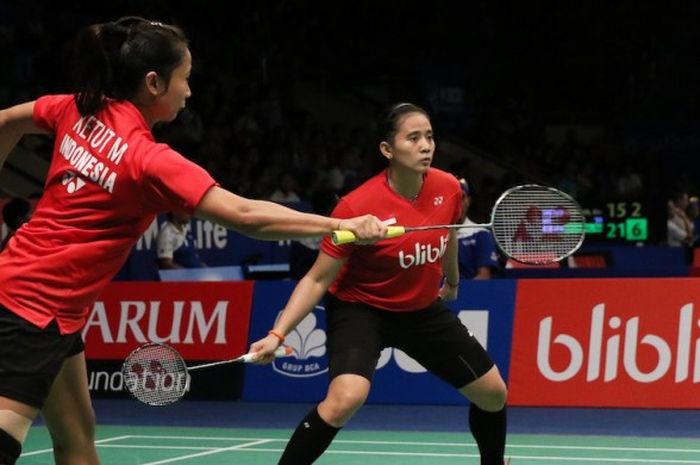  Pasangan ganda putri Indonesia, Anggia Shitta Awanda/Ni Ketut Mahadewi Istarani, mengembalikan kok dari pasangan Korea Selatan, Jung Kyung-eun/Shin Seung-chan, pada babak kedua BCA Indonesia Open Superseries Premier 2016 di Istora Gelora Bung Karno, Senayan, Jakarta, Kamis (2/6/2016). 