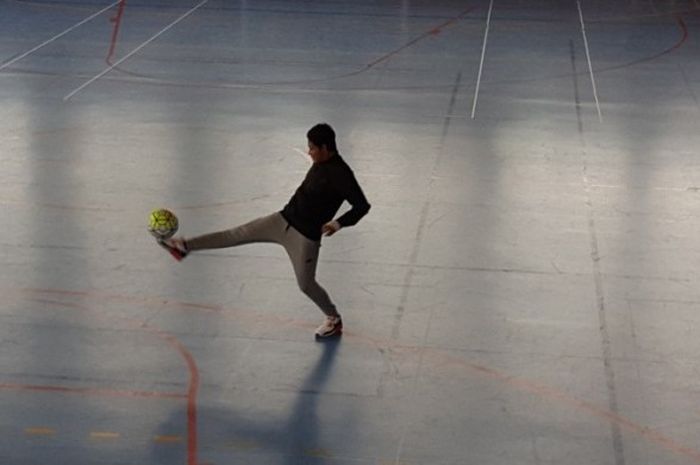 Evan Dimas melakukan aksi juggling di Pavello de la Mar Bella, Barcelona, Sabtu (19/3/2016).