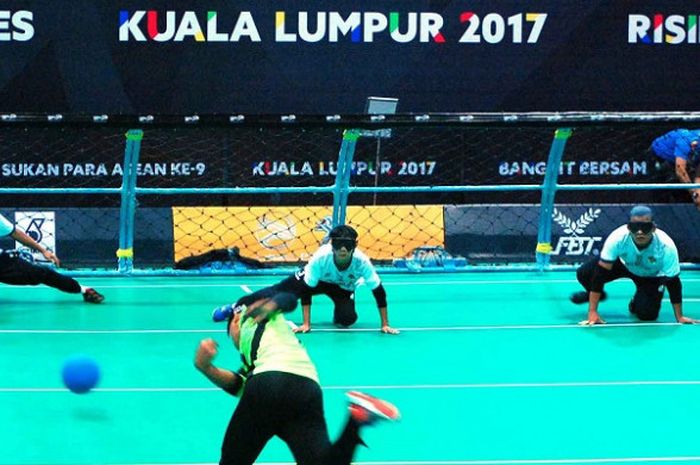 Tim Goal Ball Putra Indonesia mengalahkan Laos  22-12 pada laga pertama yang berlangsung di Hall 8 Malaysian International Trade and Exhibition Center (MITEC), Minggu (17/9/2017).
