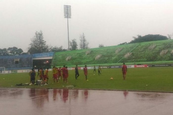 Tim Bambang Pamungmas Cs saat berlatih di bawah guyuran hujan di Stadion Manahan, Solo, Minggu (11/2/2018).