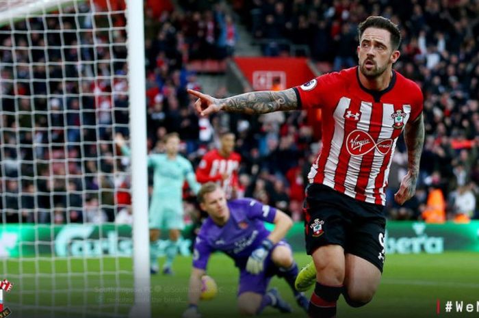 Striker Southampton, Danny Ings, berselebrasi usai menyarangkan bola ke gawang kiper Arsenal, Bernd Leno, dalam lanjutan laga Liga Inggris pada Minggu (16/12/2018) di Stadion St Mary.