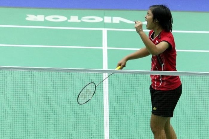 Pebulu tangkis tunggal putri nasional, Gregoria Mariska, bereaksi setelah memastikan diri lolos ke final Kejuaraan Junior Asia setelah mengalahkan Gao Fanjie (China), 21-13, 13-21, 21-10, pada laga yang berlangsung di CPB Badminton Training Center, Bangkok, Sabtu (16/7/2016).