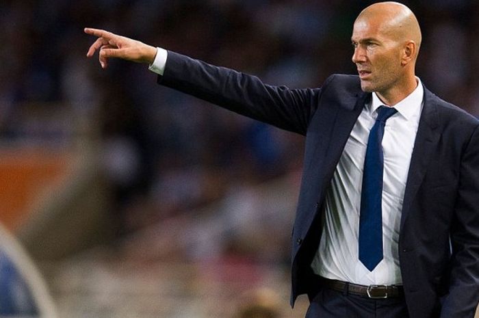 Pelatih Real Madrid, Zinedine Zidane, memberikan arahan kepada para pemainnya dalam pertandingan La Liga 2016-2017 menghadapi Real Sociedad di Stadion Anoeta, San Sebastian, Spanyol, pada 21 Agustus 2016.