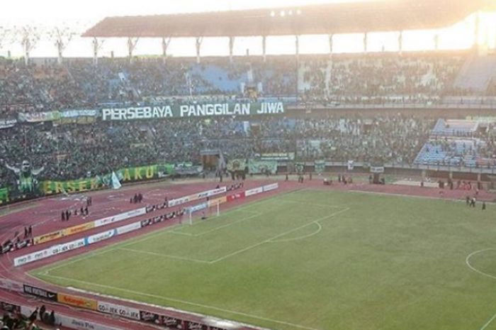 bonek memenuhi tribun Stadion Bung Tomo, Surabaya dalam laga melawan Persinga Ngawi, Kamis (14/9/2017)