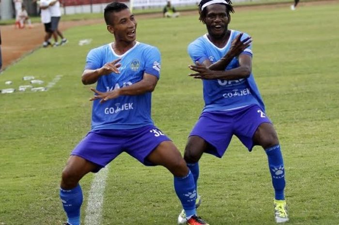 Selebrasi duo PSIM Yogyakarta, Engkus Kuswaha dan Ayub Antoh (kanan) saat merayakan gol ke gawang Martapura FC pada laga perdana Liga 2 musim 2017 di Stadion Sultan Agung, Bantul, Minggu (23/4/2017). 