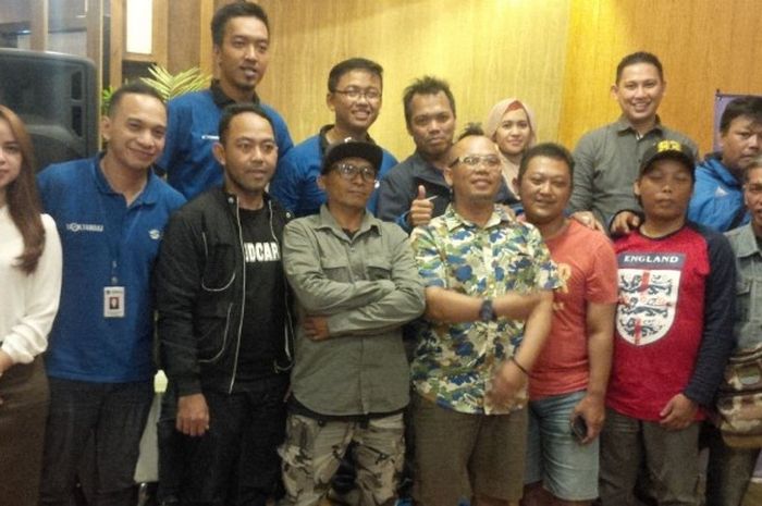 Para pengurus Viking Persib Club (VPC) berfoto bersama pihak BIMA Asuransi (PT Milvik Indonesia) usai menandatangani kontrak di Cafe Sereh, Jalan Taman Pramuka, Kota Bandung, Senin (29/8/2016).