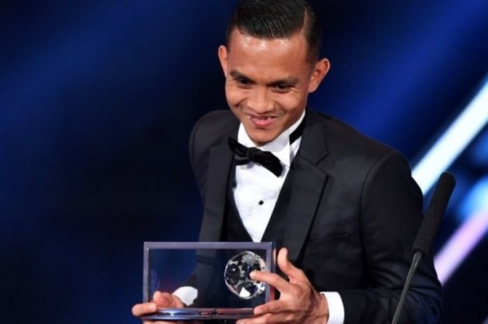 Gelandang Malaysia dan klub Penang FA, Mohd Faiz Subri, berpose dengan trofi FIFA Puskas Award atau Gol Terbaik Dunia versi FIFA dalam seremoni anugerah The Best FIFA Football Awards di Zurich, Swiss, 9 Januari 2017.