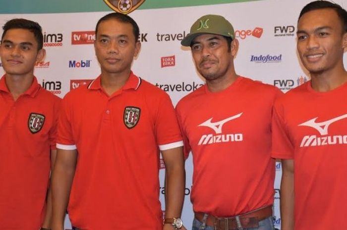 Pelatih sementara Bali United, Eko Purjianto (dua dari kiri) bersama pelatih Semen Padang, Nilmaizar (dua dari kanan) seusai jumpa pers pra-laga kedua tim di Hotel Natya Kuta, Rabu (3/5/2017).