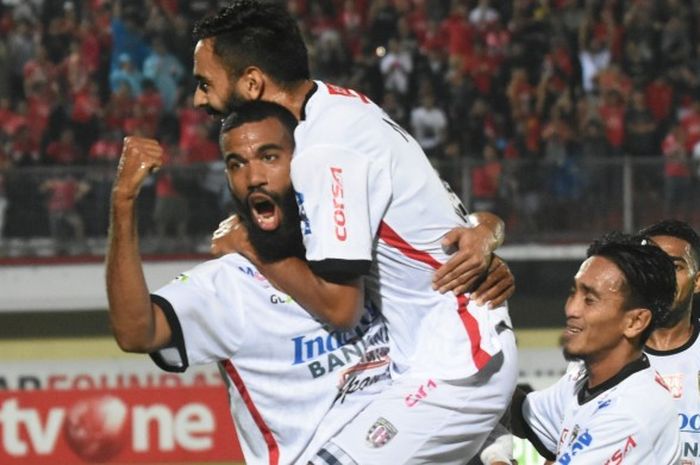 Striker Bali United, Sylvano Comvalius, merayakan golnya ke gawang Perseru Serui dalam partai Liga 1 di Stadion Kapten I Wayan Dipta, Gianyar, 4 Juni 2017.