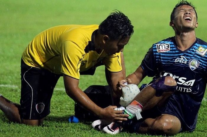 Dendi Santoso mengalami cedera saat Arema Cronus menjamu Persiba Balikpapan di Stadion Kanjuruhan, Minggu (1/5/2016). 