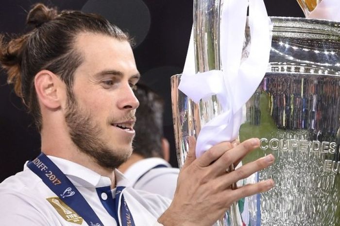 Pemain Real Madrid, Gareth Bale, memegang trofi Liga Champions seusai laga final kontra Juventus di National Stadium, Cardiff, Wales, pada 3 Juni 2017.