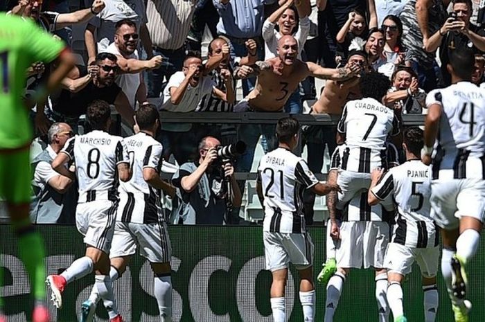 Para pemain Juventus merayakan gol Mario Mandzukic ke gawang Crotone pada laga Liga Italia antara Juventus dan Crotone di J-Stadium, Turin, pada Minggu (21/5/2017).