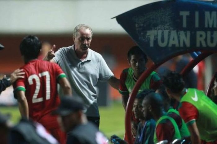 Pelatih Alfred Riedl memberikan instruksi ke pemain Indonesia saat melawan Vietnam  di Stadion Maguwoharjo, Sleman, Minggu (9/10/2016).