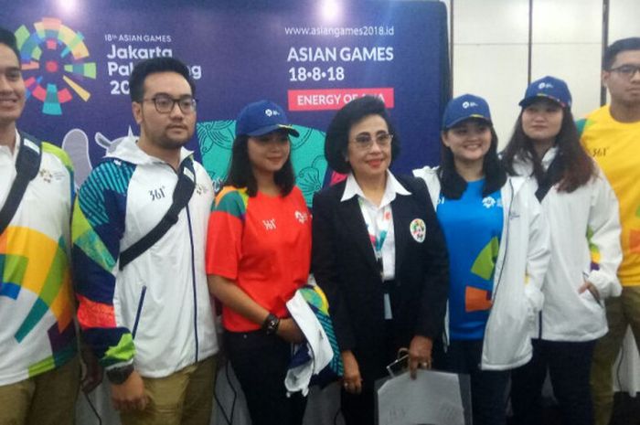 Sejumlah model memperagakan seragam volunteer untuk Asian Games 2018, di Kantor Inasgoc, Jakarta, Kamis (18/1/2018).