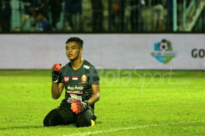 Kiper PS TNI Teguh Amiruddin dalam pertandingan melawan Arema FC di Stadion Kanjuruhan, Kabupaten Malang pada (15/10/2017)