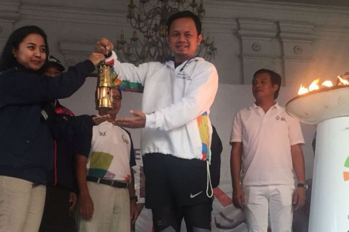 Walikota Bogor, Bima Arya Sugiarto, menyerahkan api Asian Games 2018 ke panitia Asian Games 2018 di halaman Balai Kota Bogor, Rabu (15/8/2018).