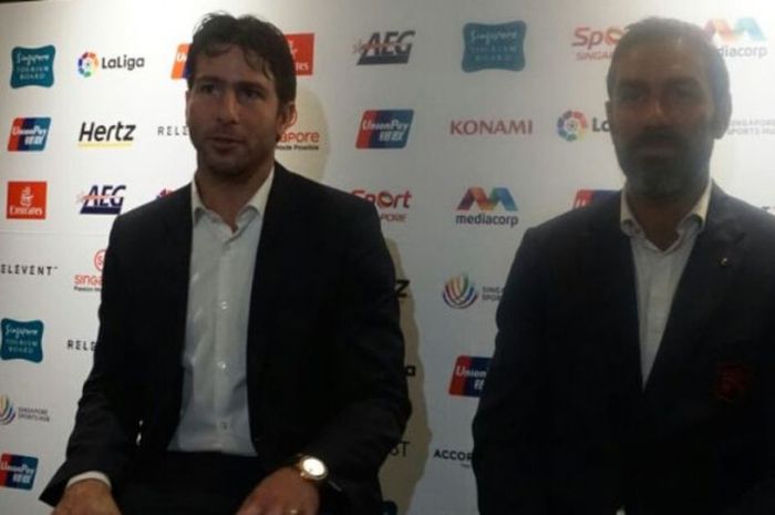 Legenda Arsenal, Robert Pires (kanan), menjawab pertanyaan seusai konferensi pers International Champions Cup 2018 di Singapura, 17 April 2018.