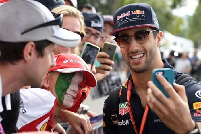 Pebalap Red Bull Racing, Daniel Ricciardo, melakukan swafoto bersama para penggemarnya di area luar Sirkuit Melbourne Grand Prix, Albert Park, Australia. Ricciardo akan menjalani seri balap pembuka Formula 1 pada GP Australia, 24-26 Maret 2017.