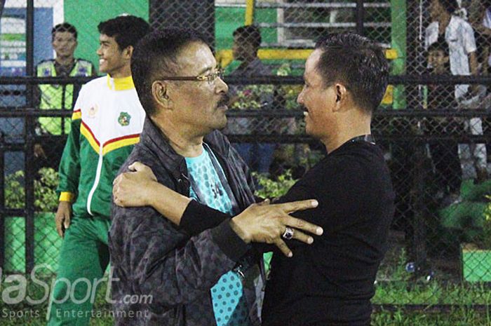 Manajer Persib Bandung, Umuh Muchtar (kiri) berpelukan dengan pelatih PSMS Medan, Djadjang Nurdjaman, menjelang sepak mula antara PSMS Medan kontra Persib Bandung di Stadion Teladan, Medan, pada Selasa (5/6/2018).