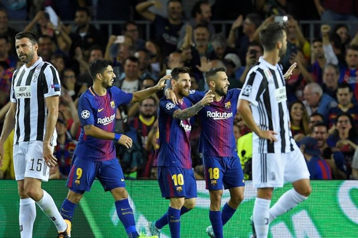 Megabintang FC Barcelona, Lionel Messi (tengah), merayakan gol yang dia cetak ke gawang Juventus dalam laga Grup D Liga Champions di Stadion Camp Nou, Barcelona, Spanyol, Rabu (13/9/2017) dini hari WIB.