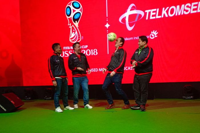 Para petinggi Telkomsel dan CEO Futbal Momentum Asia, David Khim (kanan), dalam acara peluncuran aplikasi milik Telkomsel, MAXstream, yang menayangkan Piala Dunia 2018 di Pacific Palace Ballroom, Jakarta Selatan, pada Rabu (5/6/2018).