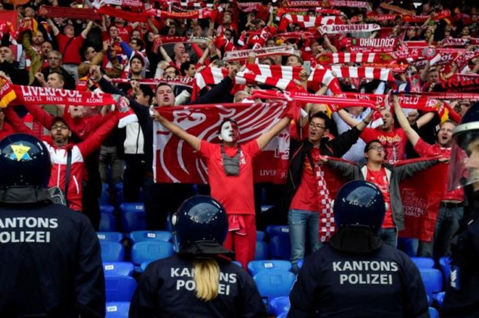 Suporter Liverpool dan Sevilla dijaga ketat oleh pihak kepolisian pada duel final Liga Europa di St Jakob Park, Basel, 18 Mei 2016.