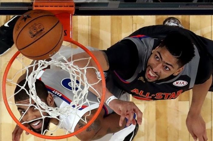 Pebasket Wilayah Barat, Anthony Davis (New Orleans Pelicans/jersey hitam) melakukan rebound melawan Kyrie Irving (Cleveland Cavaliers). Wilayah Barat menang dengan 192-182 pada laga NBA All-Star 2017 di Smoothie King Center, New Orleans Minggu (19/2/2017) malam waktu setempat atau Senin (20/2/2017) pagi WIB.