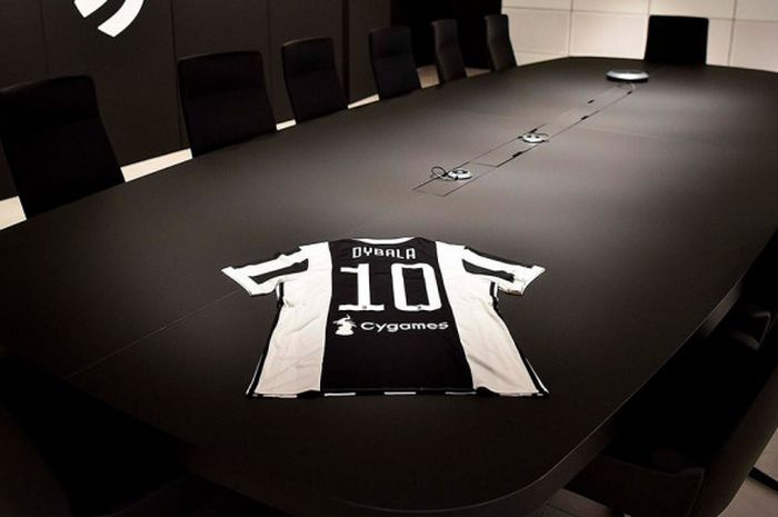 Juventus memamerkan kostum nomor 10 milik Paulo Dybala di markas klub, Rabu (9/8/2017).