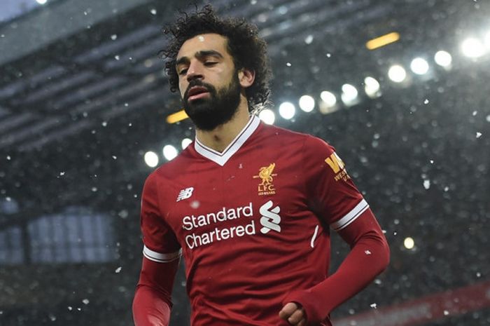 Pemain Liverpool FC, Mohamed Salah, beraksi dalam laga Liga Inggris kontra Everton di Stadion Anfield, Liverpool, pada 10 Desember 2017.