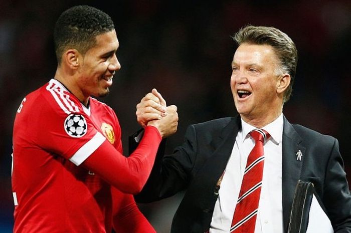 Chris Smalling (kiri), bersama Manajer Louis van Gaal saat merayakan kemenangan Man United atas Wolfsburg di matchday 2 Grup B Liga Champions 2015-2016 di Stadion Old Trafford, Manchester, pada 30 September 2015.