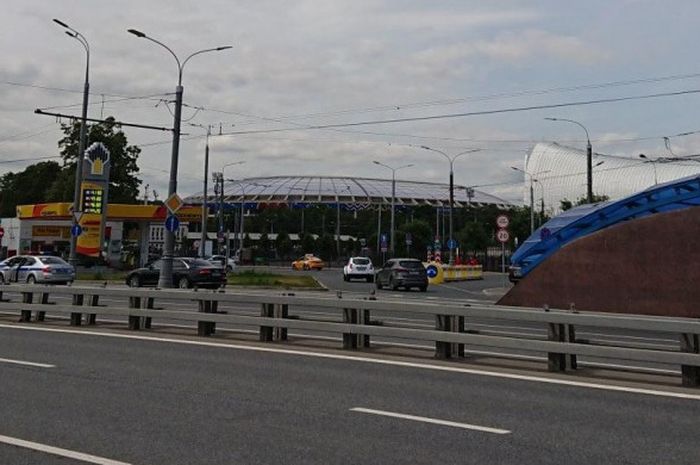  Langit cerah di sekitar Stadion Luzhniki jelang laga perdana Piala Dunia 2018, Kamis (14/6/2018). 