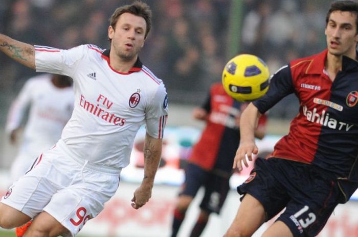 Bek Cagliari, Davide Astori, menjaga penyerang AC Milan, Antonio Cassano, pada laga Liga Italia di S
