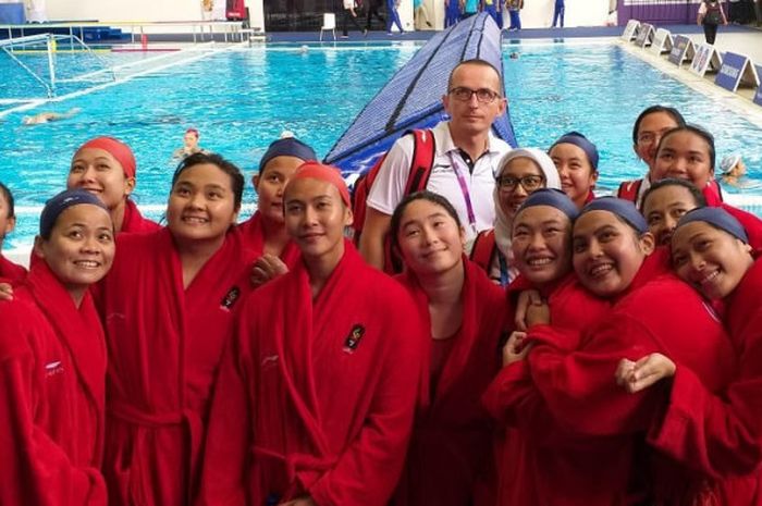 Tim polo air putri Indonesia berpose setelah melakoni pertandingan melawan Jepang pada ajang Asian Games 2018 di Stadion Akuatik Gelora Bung Karno, Jakarta, Kamis (16/8/2018).