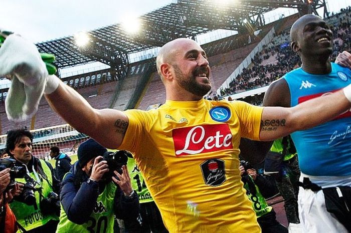 Kiper Napoli, Pepe Reina (kiri), melakukan selebrasi dengan rekan setimnya, Kalidou Koulibaly, usai berlaga melawan Carpi di stadion Sao Paolo, Naples, 7 Februari 2016.