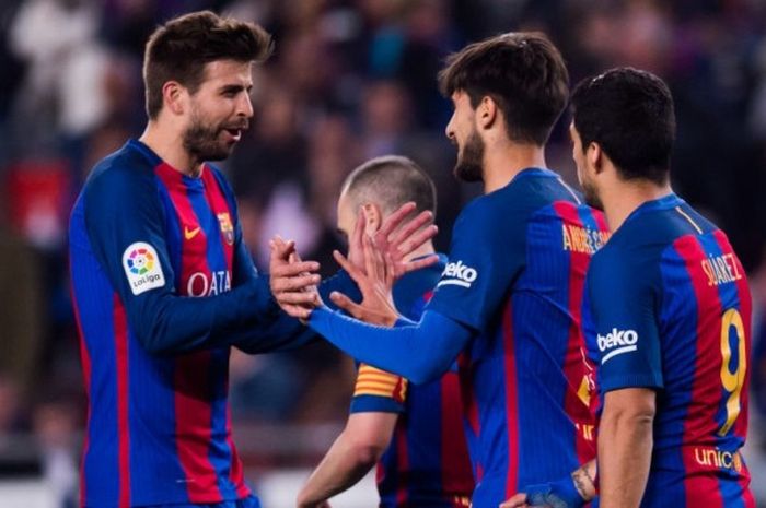 Gerard Pique merayakan gol rekan setimnya di Barcelona, Andre Gomes, ke gawang Valencia pada laga di Camp Nou, Minggu (19/3/2017).