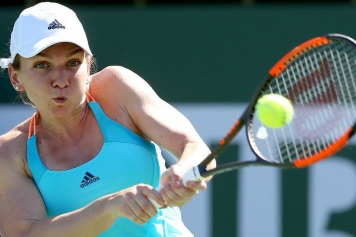 Petenis Rumania, Simona Halep, mengembalikan bola pukulan lawannya, Kristina Mladenovic (Prancis), pada pertandingan babak ketiga Indian Wells Masters di Indian Wells Tennis Garden, California, Amerika Serikat, Senin (13/3/2017) waktu setempat. Halep kalah 3-6, 3-6.