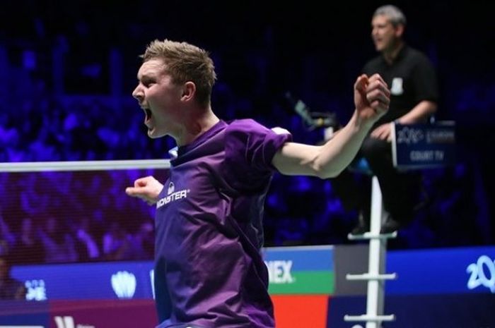 Pebulu tangkis tunggal putra Denmark, Viktor Axelsen, meluapkan ekspresi kemenangan setelah mengalahkan rekan senegara, Jan O Jorgensen, pada laga final Kejuaraan Eropa yang berlangsung di Vendespace, Vendee, Prancis, Minggu (2/5/2016).