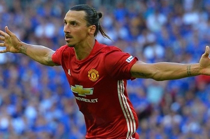 Penyerang Manchester United, Zlatan Ibrahimovic, melakukan selebrasi usai membobol gawang Leicester City dalam laga Community Shield di Stadion Wembley, 7 Agustus 2016.