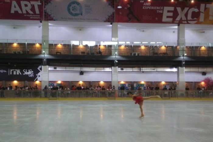 Salah satu atlet ice skating sedang tampil pada Kejuaraan Nasional Figure Skating 2018 di Oasis Centre Arena, AEON Mall, Jakarta Garden City, Cakung.