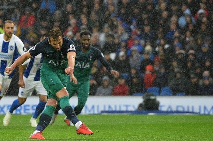 Penyerang Tottenham Hotspur, Harry Kane, mencetak gol dari penalti dalam laga Liga Inggris kontra Brighton & Hove Albion di Stadion Amex, Brighton, Inggris pada 22 September 2018.