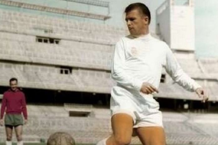 Striker Real Madrid, Ferenc Puskas, tengah melakoni sesi latihan tim.