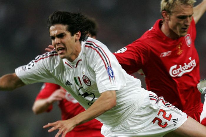 Aksi gelandang AC Milan, Kaka, dalam laga kontra Liverpool pada final Liga Champions 2005 di Istanbul
