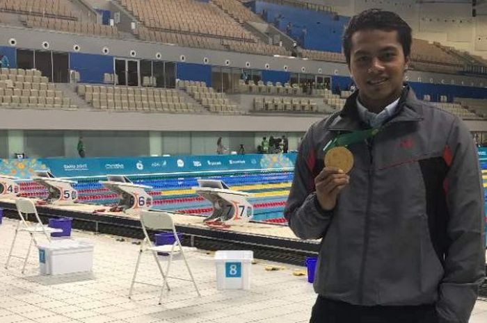 Perenang Indonesia, I Gede Siman Sudartawa, berpose dengan medali emas yang dia dapatkan dari nomor 100 meter gaya punggung pada Islamic Solidarity Games di Baku, Azerbaijan, Senin (15/5/2017).