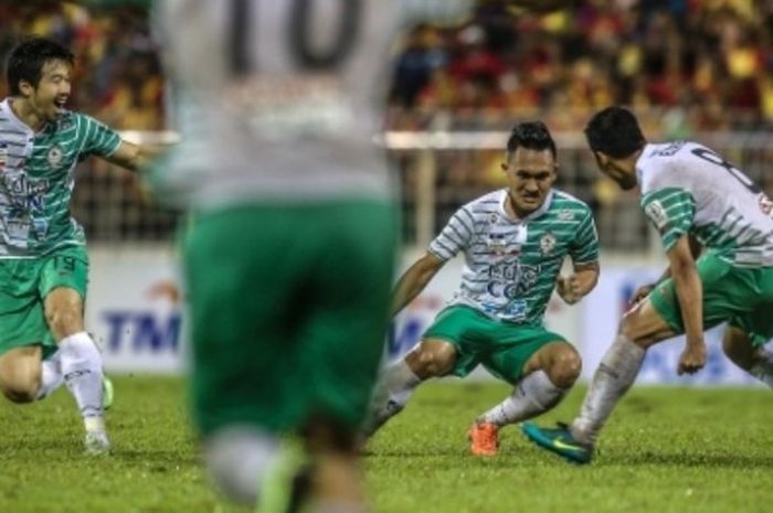 Pemain Melaka United, Khairu Azrin (dua dari kanan) merayakan gol yang dicetaknya ke gawang Selangor FA pada laga pekan kedua Liga Super Malaysia di Stadion Majlis Perbandaran Selayang, Jumat (27/1/2017) malam. 